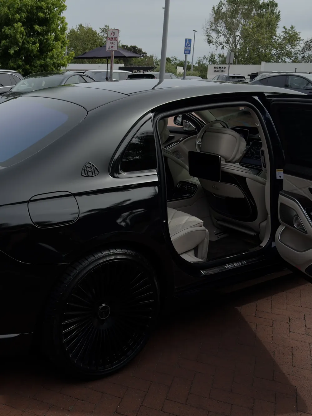 Luxury lifestyle photo from an @kimchi1x post on X (1.0M views)