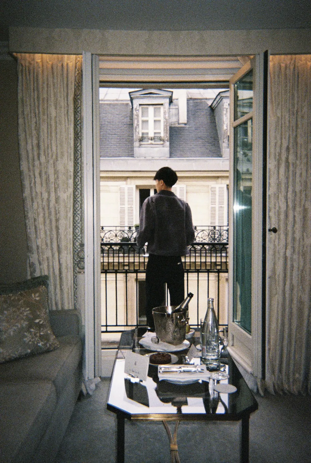 Luxury lifestyle photo from an @kimchi1x post on X (942K views)