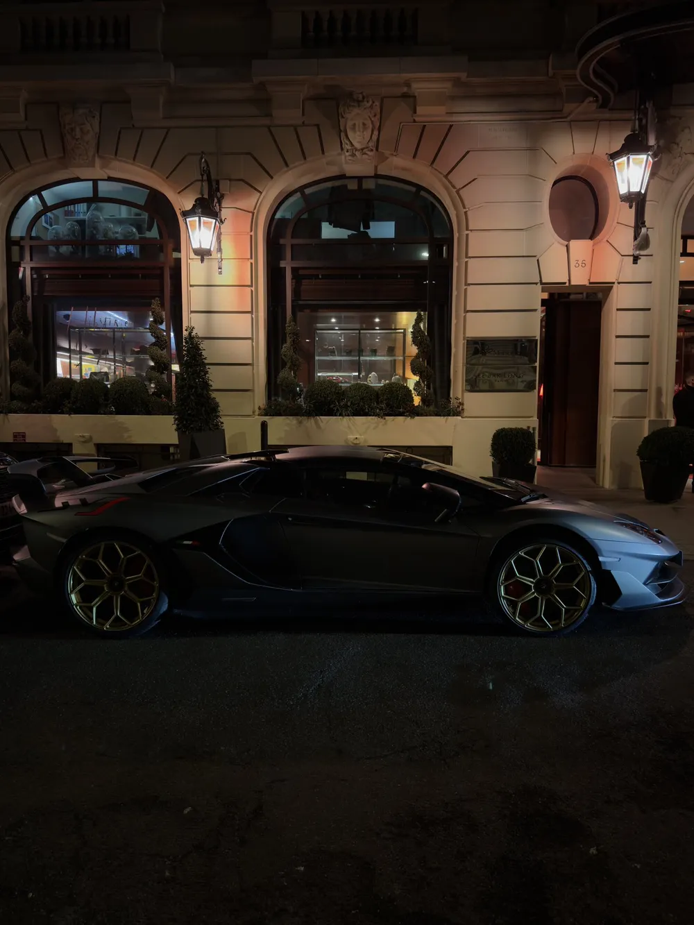 Luxury lifestyle photo from an @kimchi1x post on X (942K views)