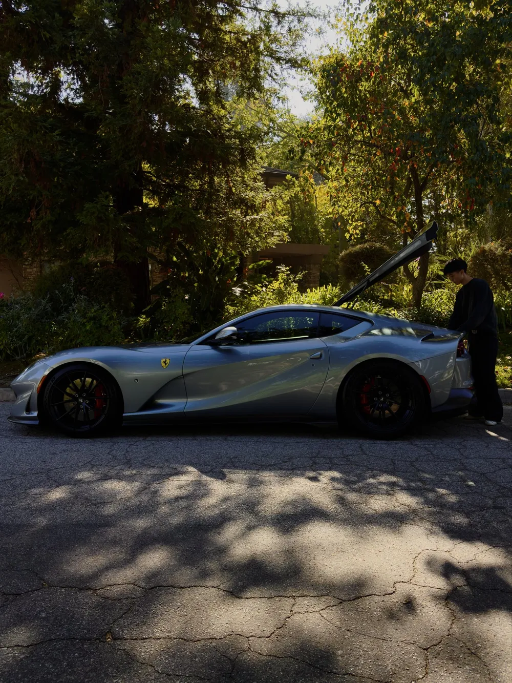 Luxury lifestyle photo from an @kimchi1x post on X (835K views)