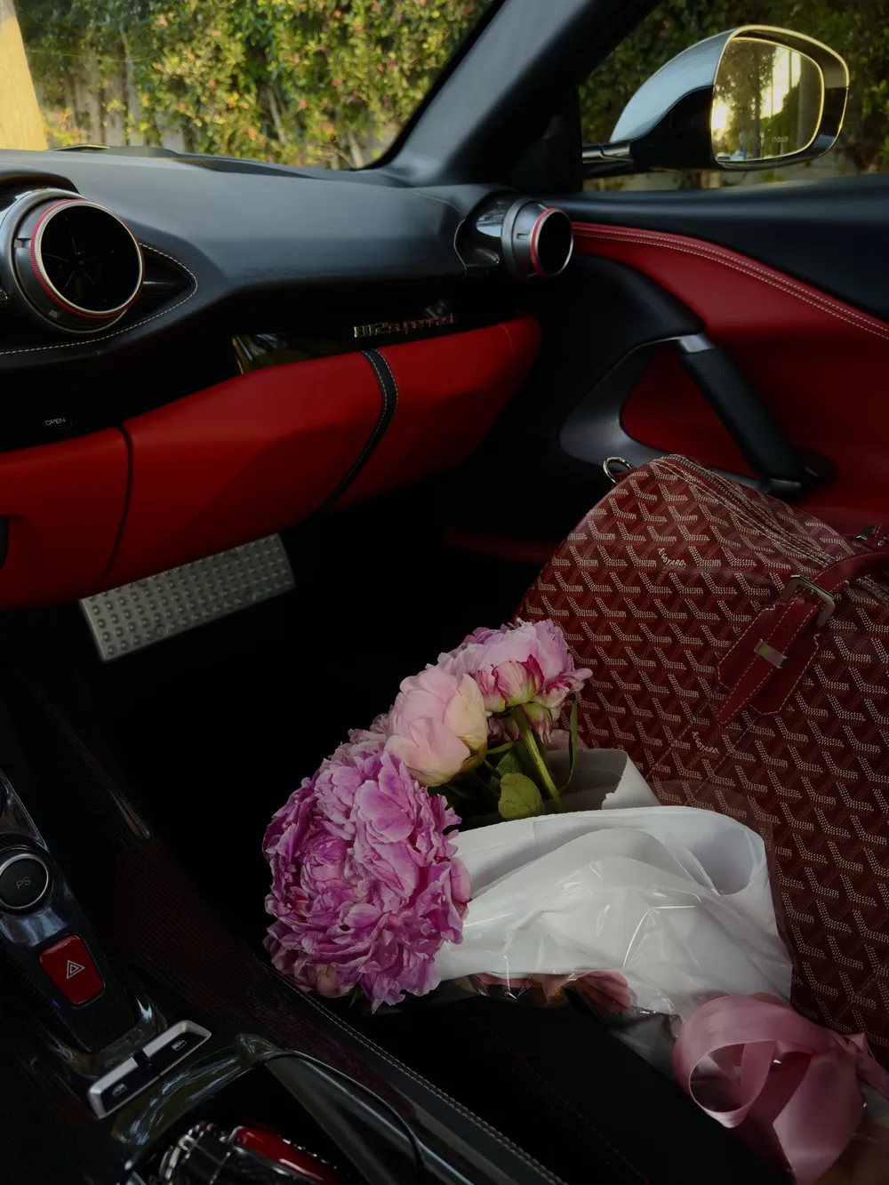 Luxury lifestyle photo from an @kimchi1x post on X (835K views)